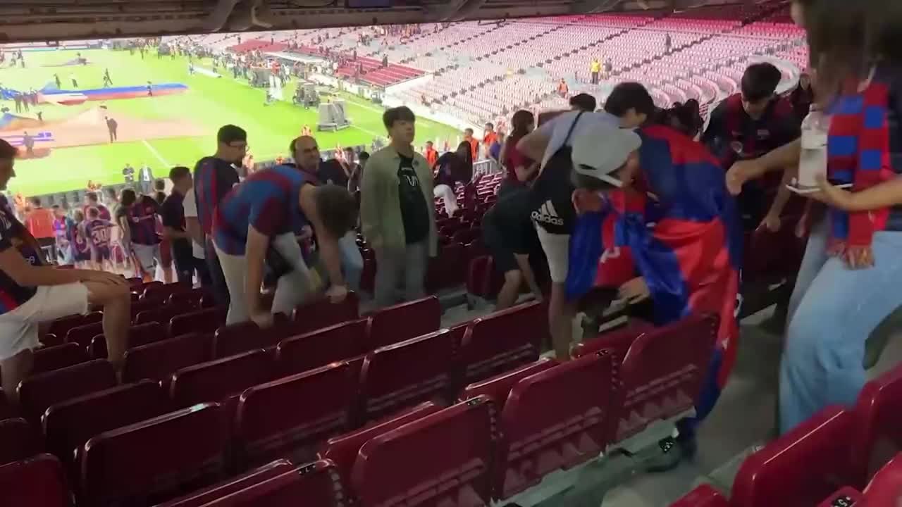 La triste imagen de fans del Barça en la despedida del Camp Nou: hasta Wallapop involucrado