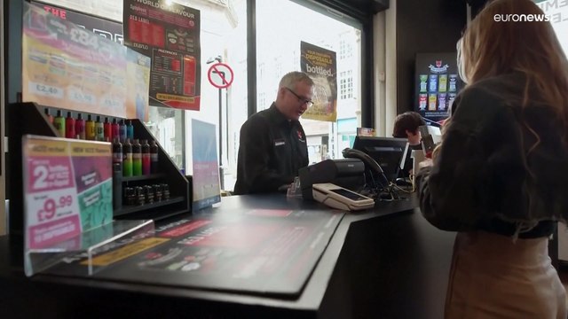 بريطانيا تدرس تدابير جديدة للحد من التدخين الإلكتروني بين المراهقين