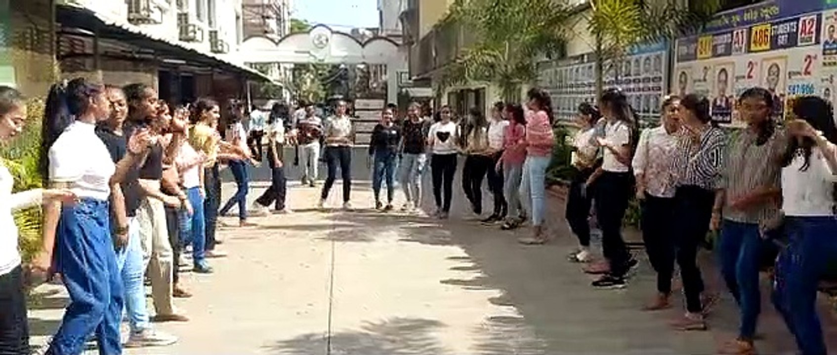 SURAT VIDEO : स्कूलों में गरबा खेल विद्यार्थियों ने 12वीं सामान्य वर्ग परिणाम की खुशी मनाई