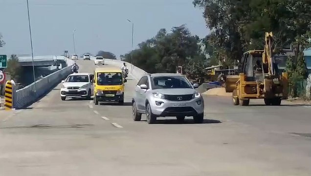 ओवरब्रिज के मोड़ पर खतरा, हादसे का बना हुआ है डर