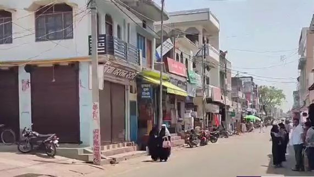 बलरामपुर: जीएसटी टीम की छापेमारी को लेकर व्यापा...