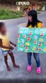 Mãe e filha influencers são acusadas de racismo após “presentearem” crianças negras com banana e macaco de pelúcia