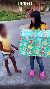 Mãe e filha influencers são acusadas de racismo após “presentearem” crianças negras com banana e macaco de pelúcia