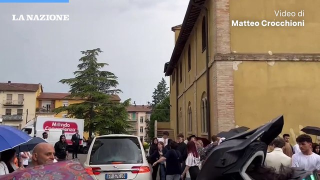 Lacrime e palloncini bianchi al funerale di Nika