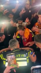 Resmen çılgınlık! Avrupa'daki G.Saraylılar, yabancı polislere unutamayacakları anı yaşattı