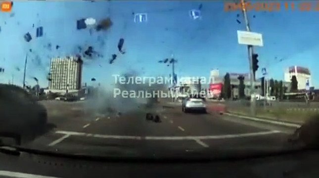 Rus roketi Kiev'de trafikteki araçların arasına düştü