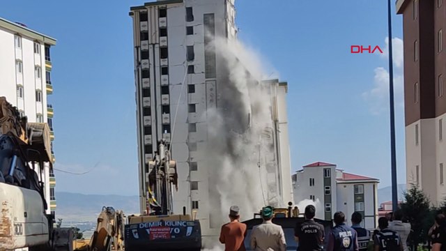 Hasarlı bina, yıkım sırasında sağlam binanın üzerine devrildi; o anlar kamerada
