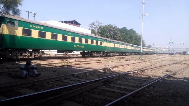 Pakistan Express 46DN Departure From Hyderabad JN | Train Videos | Railway Tracks Velogs