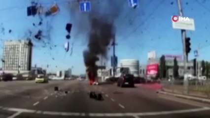 Rusya'nın attığı füze Kiev'de otoyola isabet etti, o anlar anbean görüntülendi