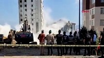 Maraş'ta kontrollü yıkımı yapılan ağır hasarlı bina, sağlam binanın üzerine devrildi