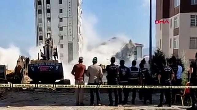 Maraş'ta kontrollü yıkımı yapılan ağır hasarlı bina, sağlam binanın üzerine devrildi