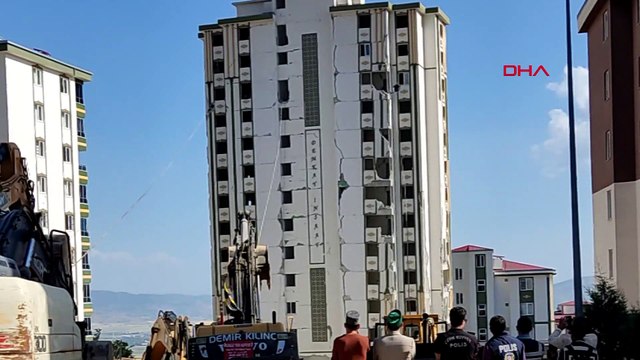 Hasarlı bina yıkım sırasında sağlam binanın üzerine yıkıldı