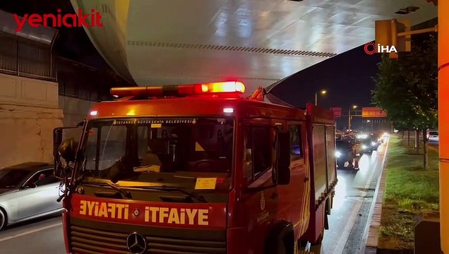 Bakırköy’de üst geçide takılan tır devrildi!