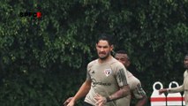 Pato treina debaixo de chuva no CT da Barra Funda