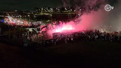 Descargar video: Torcida do Corinthians faz festa impressionante na chegada do time à Neo Química Arena