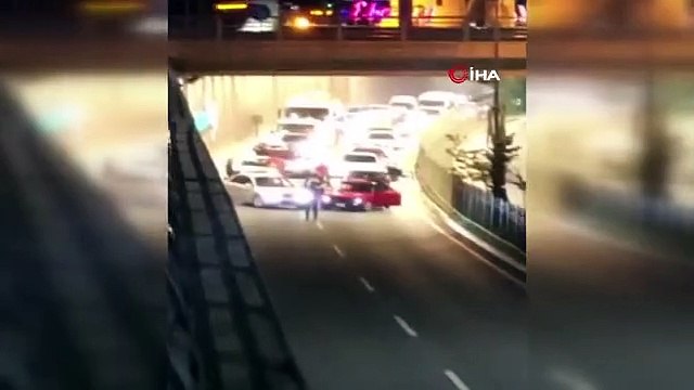 Yolu kapatıp eğlenen asker konvoyu cep telefonu kamerasında