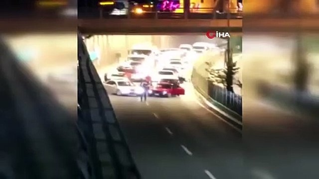 Convoi de soldats bloquant la route et s'amusant sur la caméra d'un téléphone portable