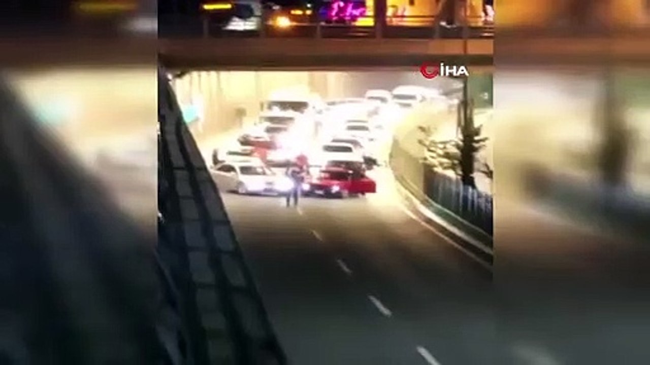 Convoi de soldats bloquant la route et s'amusant sur la caméra d'un téléphone portable