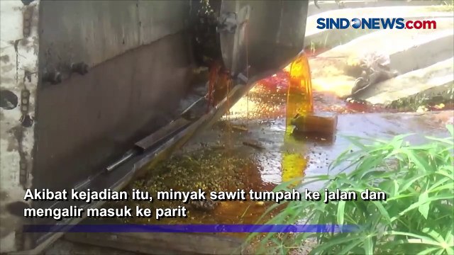 Truk Angkut 8 Ribu Liter CPO Terguling di Barito Utara, Muatan Tumpah Masuk Parit