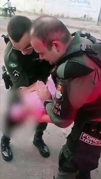 Menina engasga com chocolate e é salva por policiais; veja vídeo