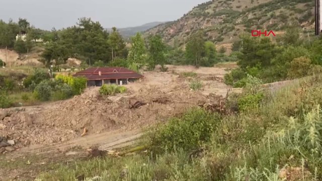 Denizli'de sağanak; mazgallar tıkandı, cadde ve sokaklar suyla doldu