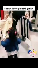 "Le gusta estar en primera": Niña sorprende al escoger una camiseta entre Alianza y la 'U'