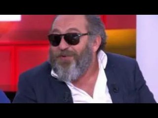 Patrick Timsit méconnaissable sur le plateau de C à vous
