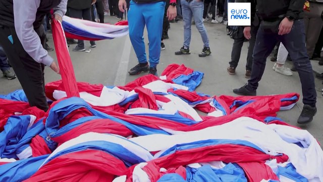 Les efforts pour désamorcer la crise du Kosovo s'intensifient avec de nouvelles manifestations