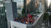 Türkevi'ne dev Galatasaray bayrağı asıldı