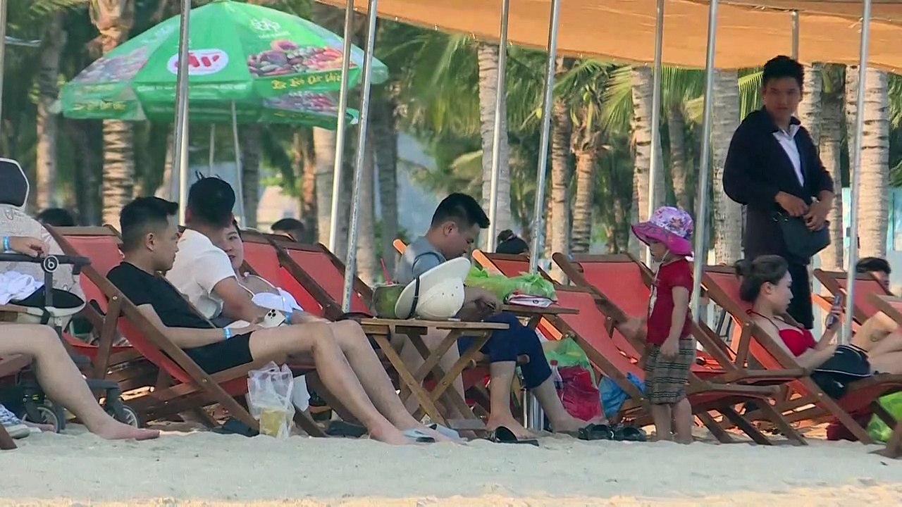 Kampf dem kunststoffmüll in der berühmten halong-bucht in vietnam