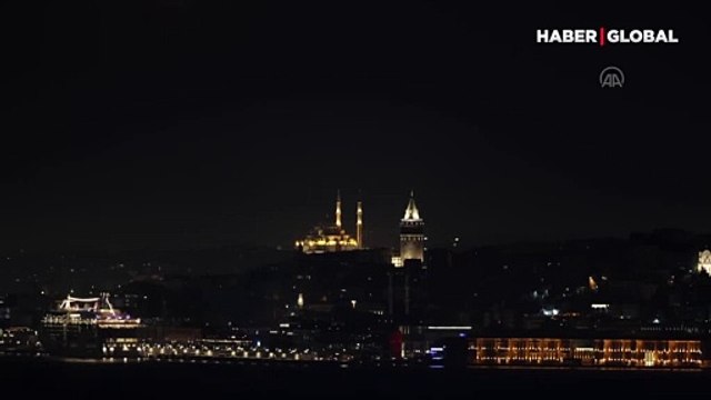 Galata Kulesi ve Fatih Camisi manzarasına Ay eklenince, ortaya büyüleyici anlar çıktı