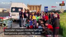 Sporcuları taşıyan servis minibüsü hafriyat kamyonuna çarptı: 1 ölü, 16 yaralı