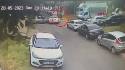 İstanbul'da savrulan iki otomobil arasından şans eseri kurtuldu