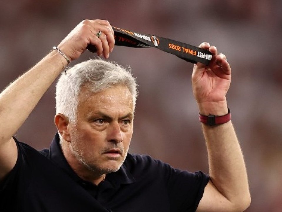 Nach Europa-League-Klatsche: Coach Mourinho wirft Medaille weg