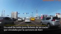 Una dashcam capta el momento en que la caída de un arma no alcanza a un coche en marcha en Kiev