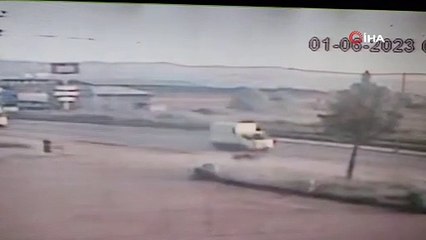 Bursa’da sporcuları taşıyan minibüsün yaptığı kaza kamerada