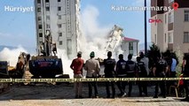 Kahramanmaraş'ta yıkım sırasında faciadan dönüldü! Hasarlı bina, sağlam binanın üzerine devrildi