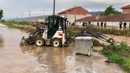 İlçede Sağanak Nedeniyle Dere ve Su Kanallarında Taşkınlar Yaşanıyor!