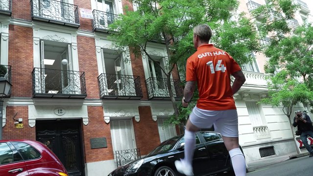 Guti cuela balones en balcones para celebrar la final de la UEFA Champions League