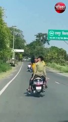 Rampur News: लड़कों ने चलती स्कूटी पर किया किस, वीडियो हुआ वायरल