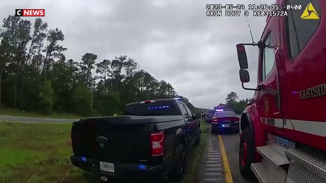 Etats-Unis : une voiture projetée en l'air en roulant sur une dépanneuse, la conductrice survit à l'accident