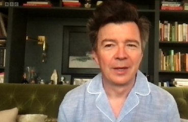 Rick Astley hace entrevista en pijama y asegura que así se presentará en el escenario de Glasto