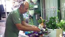 Gönüllü sera emekçisi sebzeleri ihtiyaç sahiplerine bağışlıyor
