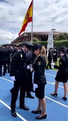 Pedida de mano de dos policías en la jura de bandera en Ávila