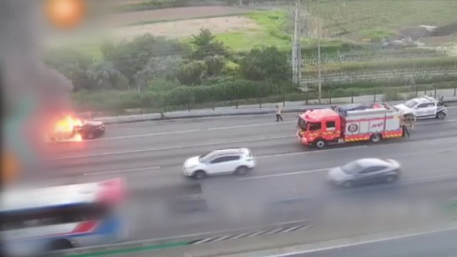 경부고속도로 달리던 승용차에서 불... 차량 전소 / YTN