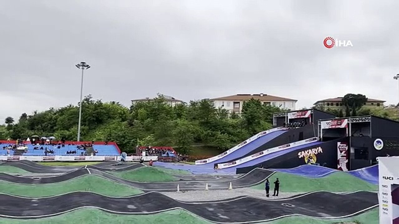 Fin de la première journée des courses de la Coupe du monde dans la Sunflower Cycling Valley
