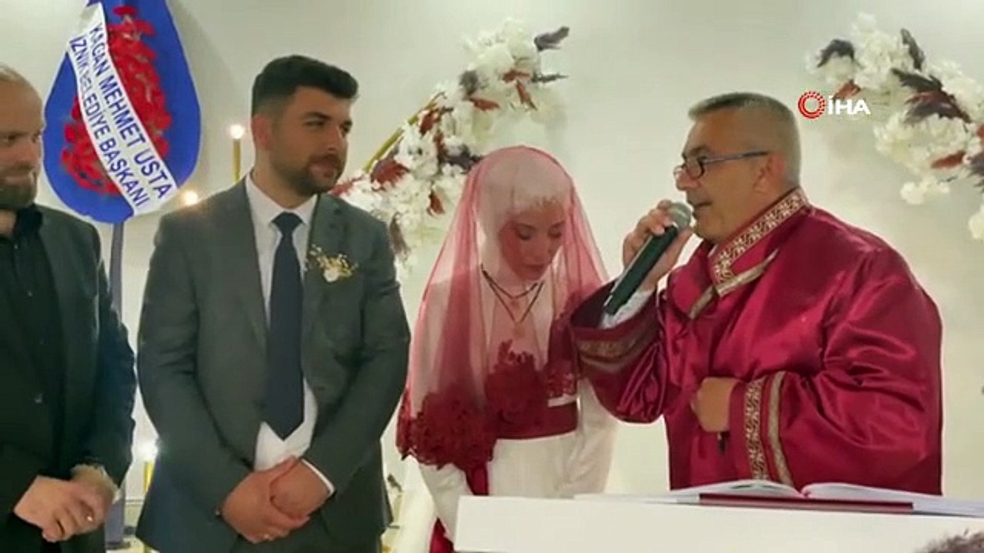 ⁣Bursa'da 2 erkek kardeş sevdikleri 2 kız kardeş aynı masada evliliğe 'evet' dedi