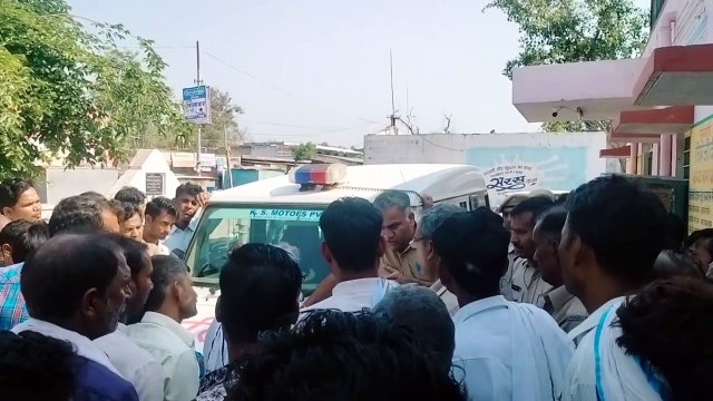 रात की घटना : बोलेरो की टक्कर से सड़क पर पलटी कार, मच गई चीख पुकार