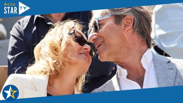 Roland-Garros : Caroline Roux éprise de son puissant mari, bisous tendres et câlins face à Anne-Soph