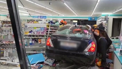 돈 문제로 다투다가... 승용차로 편의점 돌진 / YTN